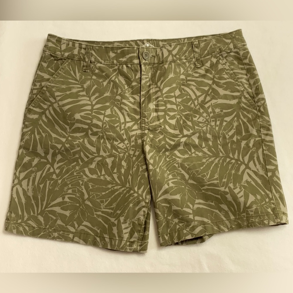 ST. JOHN’S BAY GREEN LEAF PATTERN SHORTS - SZ 12 SHORT